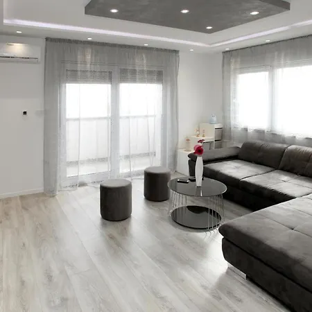 Lovely In Kastel Kambelovac With Private Swimming Pool, Be Inside Or Outside شقة *